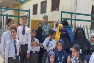 parents-protest-against-closure-falah-e-aaam-trust-schools-in-kashmir