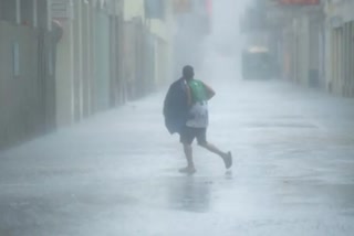 weather updates kerala  weather updates  rain updates kerala  rain updates  സംസ്ഥാനത്ത് കനത്ത മഴ തുടരും  കേരളത്തിൽ കനത്ത മഴ  സംസ്ഥാനത്ത് കനത്ത മഴ തുടരുന്നു  5 ദിവസത്തേക്ക് കേരളത്തിൽ കനത്ത മഴ  കേരളത്തിൽ ഒറ്റപ്പെട്ട മഴക്ക് സാധ്യത  5 ദിവസത്തേക്ക് വിവിധ ജില്ലകളിൽ ഓറഞ്ച് യെല്ലോ അലർട്ടുകൾ  സംസ്ഥാനത്ത് ശക്തമായ കാറ്റിന് സാധ്യത  ജാഗ്രത നിർദേശിച്ച് കാലാവസ്ഥ വകുപ്പ്  ദേശീയ സമുദ്ര സ്ഥിതി പഠന ഗവേഷണ കേന്ദ്രം  കാലാവസ്ഥ മോശം മത്സ്യബന്ധനത്തിന് വിലക്ക്  സംസ്ഥാനത്ത് യെല്ലോ അലർട്ട്  സംസ്ഥാനത്ത് ഓറഞ്ച് അലർട്ട്  yellow alert  orange alert