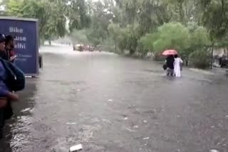 heavy-waterlogging-on-mb-road-after-first-monsoon-rains-in-delhi