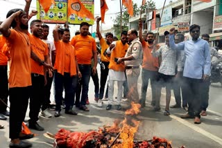 उदयपुर की घटना के विरोध में सड़कों पर उतरे हिन्दू संगठन के कार्यकर्ता
