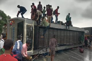 Bus overturns on Jhura river bridge in Rajnandgaon