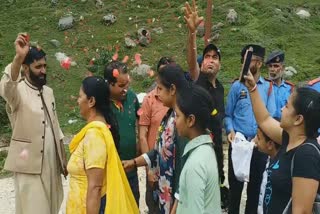 first-batch-of-amarnath-Yatries-get-warm-welcome-at-pahalgam