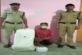 One arrested with 3 boxes of illicit liquor in Someshwar