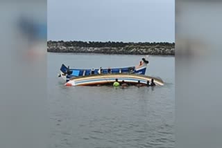 kannur Thalassery boat accident  നന്ദനം ബോട്ട് അപകടം  കണ്ണൂർ തലശ്ശേരി ബോട്ട് അപകടം  തലായി ഹാർബർ വള്ളം അപകടം  Thalayi harbor boat accident  തലശ്ശേരിയില്‍ വള്ളം മറിഞ്ഞ് അപകടം  മൂന്ന് മത്സ്യതൊഴിലാളികളെ രക്ഷിച്ചു  Boat capsize accident in Thalassery