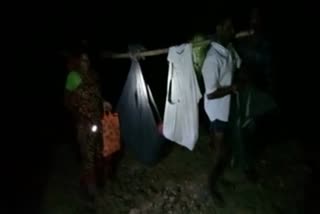 Pregnant woman carried through jungle to hospital on villagers' shoulders  ഗര്‍ഭിണിയെ ഡോളിയില്‍ ചുമന്ന് 8കിലോമീറ്റര്‍  Pregnant woman  ചാമരാജനഗര്‍  കര്‍ണാടകയിലെ ചാമരാജനഗര്‍  അടിസ്ഥാന സൗകര്യം  ഗതാഗത സൗകര്യം  basic facilities  Pregnant woman carried in tolly