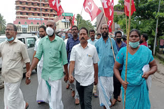 Protest in Kozhikode district over AKG center attack  എകെജി സെൻ്റർ ആക്രമണത്തിൽ കോഴിക്കോട് ജില്ലയിൽ പ്രതിഷേധം  എകെജി സെൻ്റർ ബോംബ് ആക്രമണം  AKG center bomb attack  സിപിഐഎം വഴിയോര കച്ചവട ലോക്കൽ കമ്മിറ്റിയുടെ നേതൃത്വത്തിൽ കോഴിക്കോട് പ്രതിഷേധം