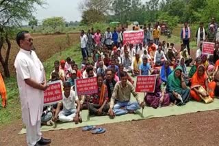 Villagers of Bharregaon protest on road in Rajnandgaon