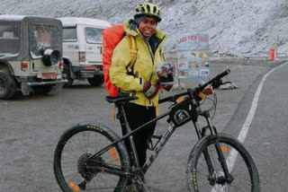 SAVITA FROM SARAN CLIMBED UMLING LA PEAK IN LADAKH BY CYCLING