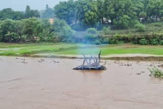 Flood submerges burning pyre in Jashpur near Dondki river