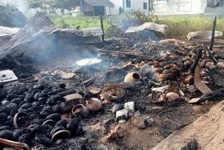 sheep burnt due to accidental fire incident in Chamarajanagar, Chamarajanagar crime news, Chamarajanagara sheep died news, Chamarajanagar news, ಚಾಮರಾಜನಗರದಲ್ಲಿ ಆಕಸ್ಮಿಕ ಬೆಂಕಿ ಅವಘಡದಿಂದ ಸುಟ್ಟು ಕರಕಲಾದ ಕುರಿಗಳು, ಚಾಮರಾಜನಗರ ಕ್ರೈಂ ನ್ಯೂಸ್, ಚಾಮರಾಜನಗರ ಕುರಿ ಸಾವು ಸುದ್ದಿ, ಚಾಮರಾಜನಗರ ಸುದ್ದಿ,