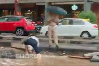 Traffic Police cleans blocked drain in Chandigarh