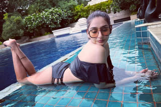 Actress Ragini Dwivedi Shares Swimming Pool Photo,Ragini Dwivedi Swimming Pool Photo,Ragini Dwivedi Latest News,Ragini Dwivedi Latest Photos,ತುಪ್ಪದ ಬೆಡಗಿ ರಾಗಿಣಿ ದ್ವಿವೇದಿ,ರಾಗಿಣಿ ದ್ವಿವೇದಿ ಹಾಟ್ ಪೋಸ್,ರಾಗಿಣಿ ದ್ವಿವೇದಿ ಫೋಟೋಗಳು,ರಾಗಿಣಿ ದ್ವಿವೇದಿ ಟಾಪ್​ ಕನ್ನಡ ಸಿನಿಮಾಗಳು,ಸ್ವಿಮಿಂಗ್ ಕಾಸ್ಟೂಮ್​ನಲ್ಲಿ ರಾಗಿಣಿ ದ್ವಿವೇದಿ