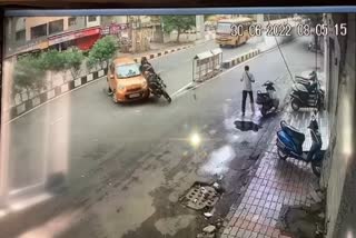 surat accident captured in CCTV  കാറിടിച്ച് ബൈക്ക് യാത്രികരായ രണ്ട് പേർക്ക് ഗുരുതര പരിക്ക്  സൂറത്തിൽ ജിലാനി പാലത്തിലാണ് അപകടം  accident in jilani bridge in surat  Car driver ran away after colliding with a bike  അപകടത്തിന്‍റെ സിസി ടിവി ദൃശങ്ങൾ