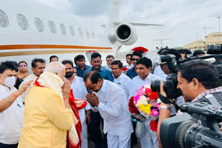 CM KCR WELCOMED PRESIDENTIAL CANDIDATE YASHWANT SINHA WHO REACHED HYDERABAD