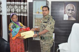 Surrender of two lakh prize woman Naxalite