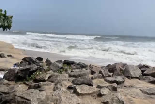sea erosion at kollam  Heavy rain in Kerala  weather update  കൊല്ലത്ത് കടൽക്ഷോഭം രൂക്ഷം  കരുനാഗപള്ളി അഴീക്കൽ  കൊല്ലം ബീച്ച്