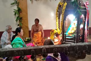 cm-basavaraj-bommais-wife-visited-temple-at-karwar