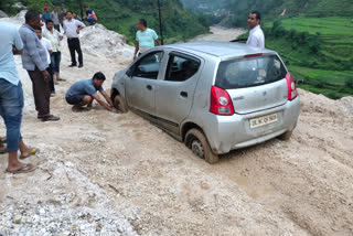 Car stuck in debris on Bageshwar Kapkot NH