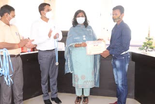 DC honored students who performed better in matriculation inter result in Simdega