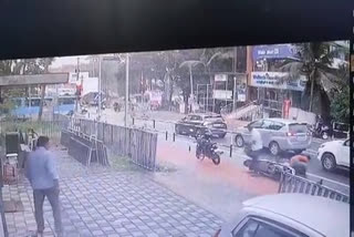 cctv footages of cannabis seizing  Cannabis  Drugs  excise  Kerala Police  കഞ്ചാവുമായി സ്‌കൂട്ടറിലെത്തിയ യുവാക്കളെ പിടികൂടി  സിസിടിവി ദൃശ്യങ്ങൾ