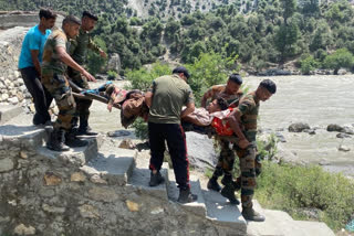 Indian Army evacuates injured villager in Kishtwar