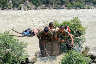 Indian Army evacuated 24 years man from kundal village  Indian Army evacuated 24 years man  Indian Army  കാലുകള്‍ക്ക് പരിക്കേറ്റ് ഒറ്റപ്പെട്ട് കഴിഞ്ഞിരുന്ന യുവാവിനെ രക്ഷപെടുത്തി സൈന്യം  കിഷ്ത്വാറിലെ കുണ്ഡല്‍ ഗ്രാമം  ജമ്മു കശ്‌മീര്‍