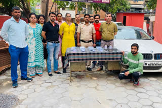 पुलिस की गिरफ्त में आरोपी