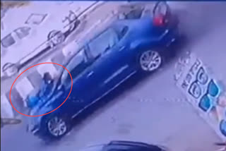 Sister saves younger sister hanging in front of car  sister stopped kidnapping attempt  സഹോദരിയെ കാറിൽ തട്ടിക്കൊണ്ടുപോകാൻ ശ്രമം തടഞ്ഞു  കാറിന്‍റെ ബോണറ്റിൽ ചാടി വീണു