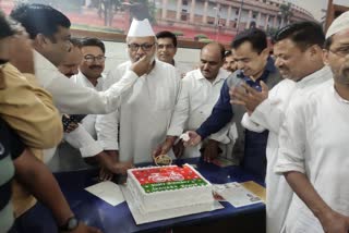 رامپور میں سماجوادی کارکنان نے کیک کاٹ کر سابق وزیر اعلیٰ اکھلیش یادو کی سالگرہ کا اہتمام کیا