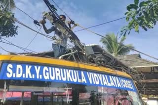 KOCHI  electric post fell down on school bus  kochi news  സ്‌കൂൾ ബസിന് മുകളിലേക്ക് വൈദ്യുതി തൂൺ വീണു  കേരളത്തില്‍ ശക്തമായ മഴ