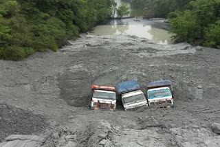 Three trucks rammed into ditch from landslide in Koderma