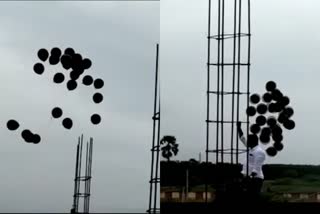 Black balloon protest against Modi when he landed at AP  കറുത്ത ബലൂണ്‍ പ്രതിഷേധം  നരേന്ദ്ര മോദിക്ക് നേരെ കറുത്ത ബലൂണ്‍ പ്രതിഷേധം  Black balloon protest against Modi  Andrapradesh  Black balloon protest against Modi when he landed at Andrapradesh  narendra modi  indian prime minister narendra modi  വിമാനം  പ്രതിഷേധം  protest  protest against modi  നരേന്ദ്ര മോദിയുടെ വിമാനത്തിന് നേരെ കറുത്ത ബലൂണുകള്‍