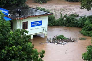 heavy rain in kasargod  കാസർകോട് കനത്ത മഴ  കാസർകോട് കനത്ത മഴ തുടരുന്നു  കാസർകോട് മഴക്കെടുതി  കാസർകോട് കരകവിഞ്ഞൊഴുകി പുഴകൾ  വെള്ളത്തിനടിയിലായി കാസർകോടിലെ പ്രദേശങ്ങൾ  ഗതി മാറിയൊഴുകി ചിത്താരി പുഴ  കര കവിഞ്ഞൊഴുകി പുഴകൾ