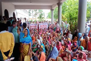 Villagers of Bhanpuri Protest in Dhamtari Collectorate