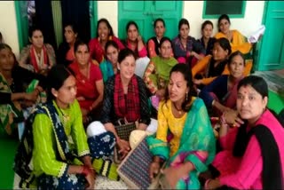 women protested against cancellation of ration card