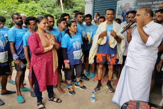 Cochin Shipyard employee retired  retirement run  nalinakshan ran to kozhikode from kochi  കൊച്ചി കപ്പൽശാല ജീവനക്കാരൻ വിരമിച്ചു  സർവീസിൽ നിന്ന് വിരമിച്ചു ഓടി വീട്ടിൽ പോയി  നളിനാക്ഷൻ ഓടി  പനമ്പിള്ളി നഗർ റണ്ണേഴ്‌സ്