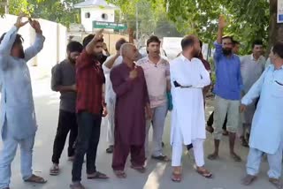 Protest Against Bank Manager in Bandipora: سمبل میں بینک منیجر کے خلاف احتجاجی مظاہرہ