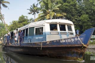 വേമ്പനാട്ട് കായലിൽ മത്സ്യബന്ധന വള്ളം മുങ്ങി  Fishing boat Accident  Fishing boat Accident in Vembanat backwater  ജലഗതാഗത വകുപ്പ് ബോട്ട് ജീവനക്കാർ രക്ഷപ്പെടുത്തി