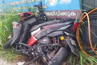 tripunithura bike accident  bike lorry collides in tripunithura  ernakulam bike accident death  youth dies in bike accident  തൃപ്പൂണിത്തുറ ബൈക്ക് അപകടം  ബൈക്കില്‍ ലോറിയിടിച്ച് മരണം  തൃപ്പൂണിത്തുറ വാഹനാപകടം യുവാക്കള്‍ മരിച്ചു  തൃപ്പൂണിത്തുറ ബൈക്ക് യാത്രികര്‍ മരണം