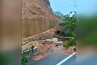 ಮಡಿಕೇರಿ-ಮಂಗಳೂರು ಹೆದ್ದಾರಿ ಮೇಲೆ ಗುಡ್ಡ ಕುಸಿತ