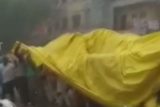Groom, baraatis take cover under tarpaulin as rains lash Indore