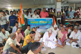 Former MLA Shankar Chaudhary is protesting in front of Sahara office in Ramgarh