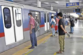 metro-runs-with-open-door-between-netaji-to-rabindra-sarobar-station