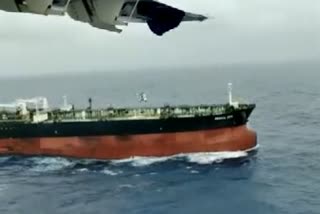 ship going from Porbandar to UAE sinks in Arabian Sea  distress alert was received from MT Global King due to uncontrolled flooding  എം ടി ഗ്ലോബല്‍ കിംഗ് എന്ന കപ്പലാണ് അപകടത്തില്‍ പെട്ടത്  അറബികടലില്‍ കപ്പല്‍ മുങ്ങി