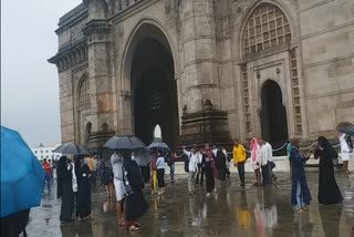 Crowds of tourists at the Gate of India