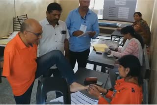 Divyang Vikram Agnihotri vote with his foot