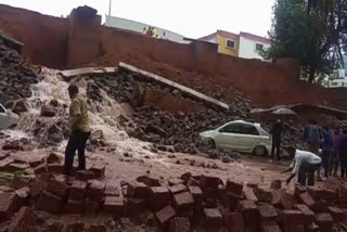 Mangaluru heavy rain  Heavy rain in Mangaluru  Heavy rain  മംഗളൂരുവിൽ കനത്ത മഴ  മംഗളൂരുവിൽ നാശം വിതച്ച് മഴ  മംഗളൂരു എംഐടിഇ കോളജിന്‍റെ ചുറ്റുമതിൽ തകർന്നു  മംഗളൂരുവിൽ മതിൽ വീണ് കാറുകൾ തകർന്നു  മംഗളൂരുവിൽ വീടുകളിൽ വെള്ളം കയറി  മംഗളൂരുവിൽ കുടുംബങ്ങളെ മാറ്റിപാർപ്പിച്ചു  മംഗളൂരു വെള്ളത്തിനടിയിൽ