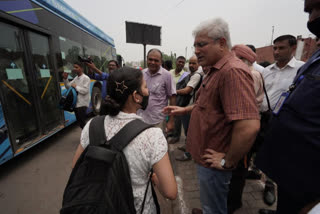 transport minister inspected bus queue shelters