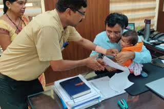 Registration for compassionate appointment of ten month old girl in Raipur  Railway job for ten month old girl in Chhattisgarh  10 month old Radhika yadav got job in Railway department  Raipur Radhika news  ಛತ್ತೀಸ್​ಗಢದಲ್ಲಿ 10 ತಿಂಗಳ ಮಗುವಿಗೆ ರೈಲ್ವೇ ಇಲಾಖೆಯಲ್ಲಿ ಕೆಲಸ  ರಾಯ್​ಪುರ ರೈಲ್ವೇ ಇಲಾಖೆಯಲ್ಲಿ ಹತ್ತು ತಿಂಗಳ ಮಗುವಿಗೆ ಕೆಲಸ  ಆಗ್ನೇಯ ಮಧ್ಯ ರೈಲ್ವೆ ರಾಯಪುರ ವಿಭಾಗವೂ ಅನುಕಂಪದ ನೇಮಕಾತಿ ಕ್ಷೇತ್ರದಲ್ಲಿ ಇತಿಹಾಸ  10 ತಿಂಗಳ ಮಗುವಿಗೆ ರೈಲ್ವೆಯಲ್ಲಿ ಅನುಕಂಪ ಆಧಾರದ ನೇಮಕಾತಿ  ಛತ್ತೀಸ್​ಗಢ ರೈಲ್ವೇ ಸುದ್ದಿ