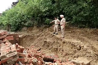 बाथू में दीवार गिरने से तीन मजदूर दबे